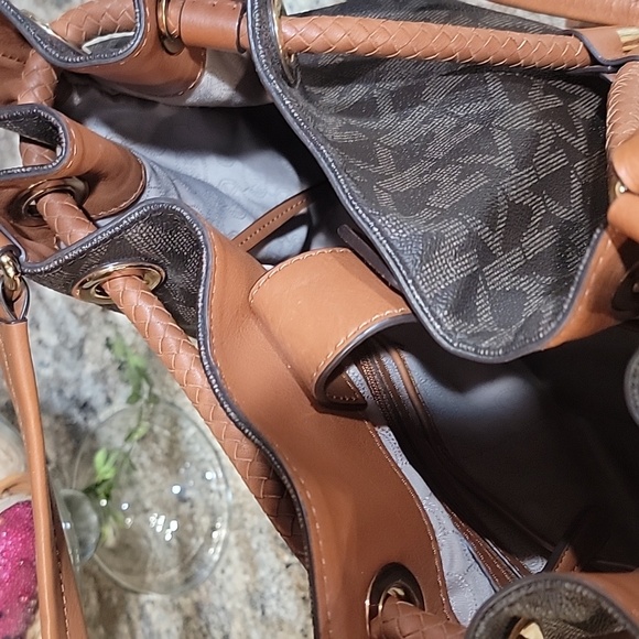 Michael Michael Kors  EUC Shoulder Bag - Picture 8 of 10